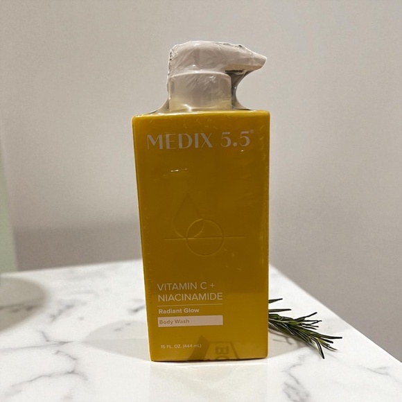 Medix 5.5 Vitamin C + Niacinamide Radiant Glow Body Wash  15 oz  Brightening - Picture 1 of 1